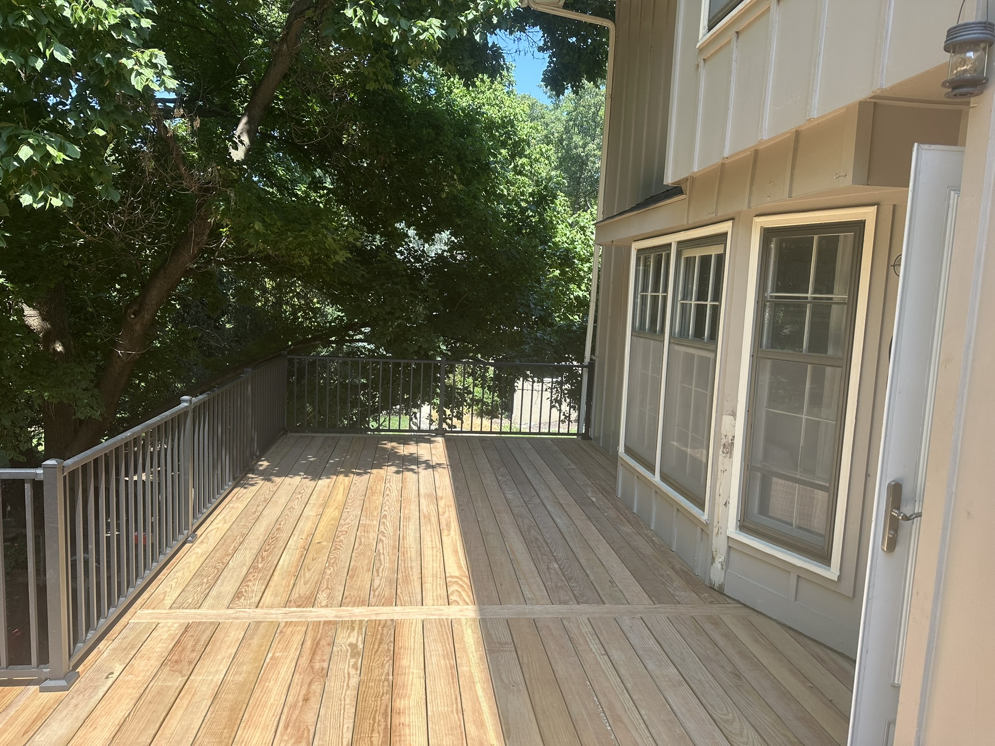 Finished deck above screened-in area
